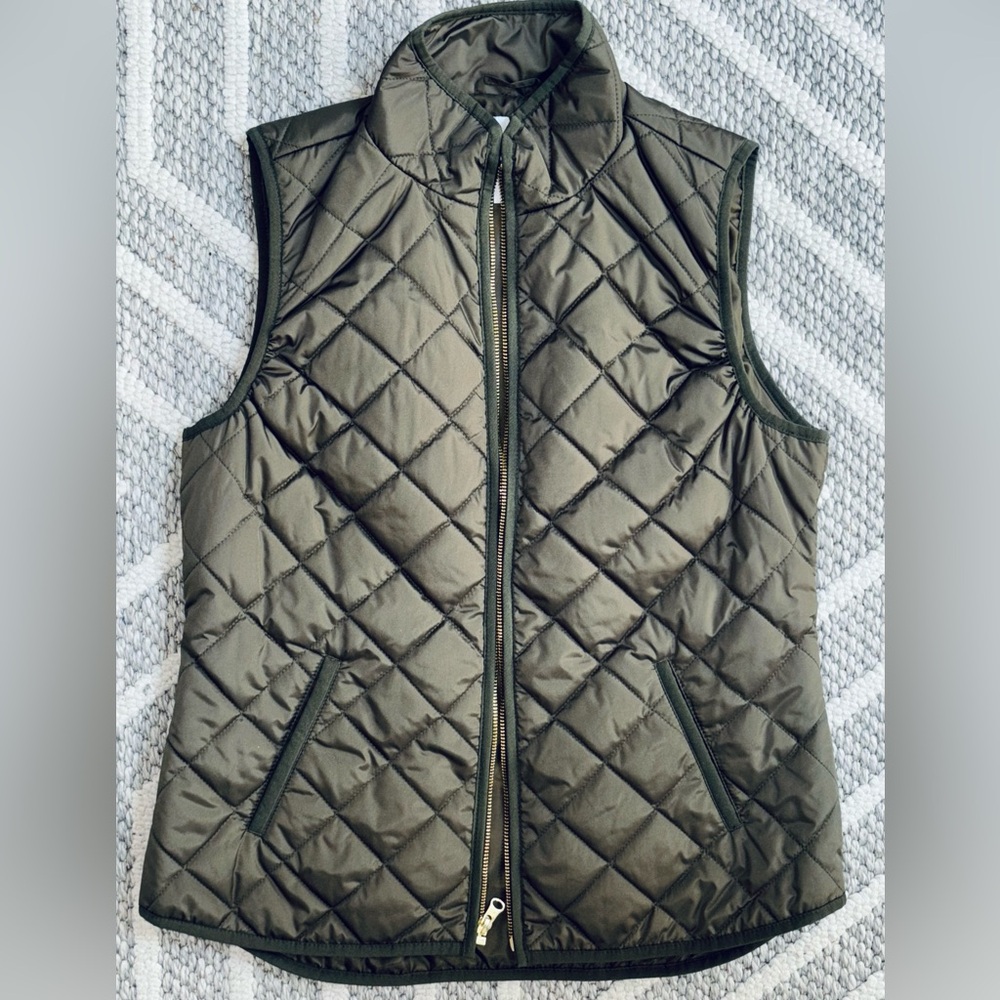 Old Navy - Army Green PufferVest. Gold Zipper! (MED)
Women’s.